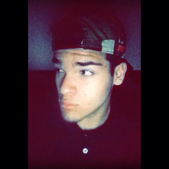 Profile Picture of Daniel Paez (@vnnadpmkzml11) on Poshmark