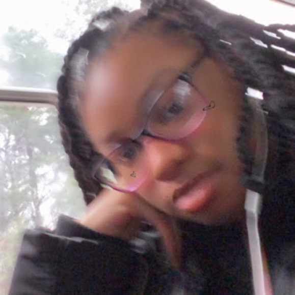Profile Picture of Eva Brown (@lulevaa) on Poshmark