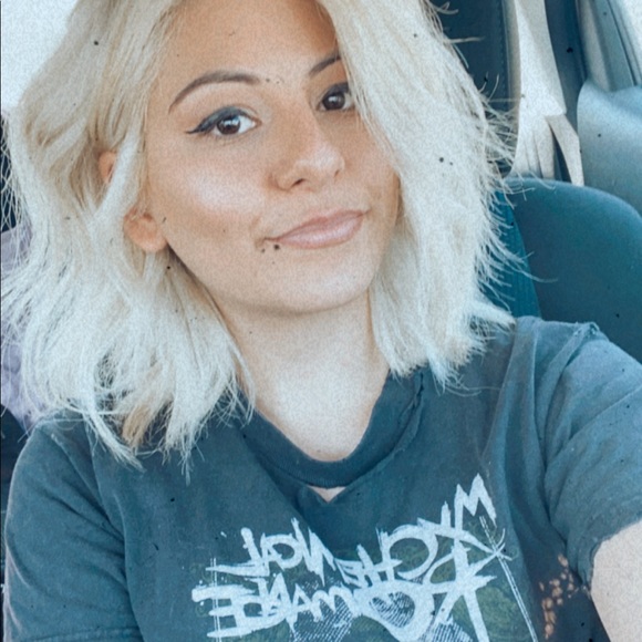 Profile Picture of Daniela Gant (@danigant13) on Poshmark