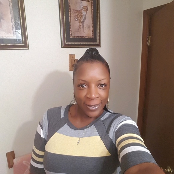 Profile Picture of Nadine Johnson (@robnay12) on Poshmark