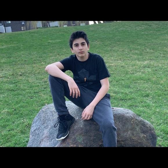Profile Picture of Robert Hakobyan (@robert_hakobyan) on Poshmark