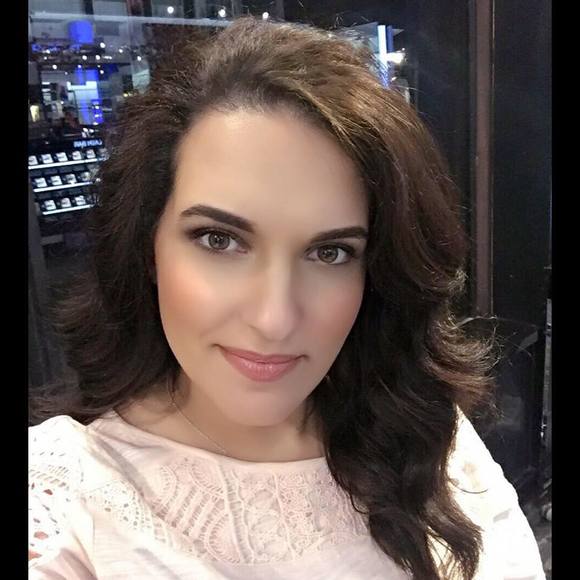 Profile Picture of Jen Heinowitz (@jen_elle32) on Poshmark