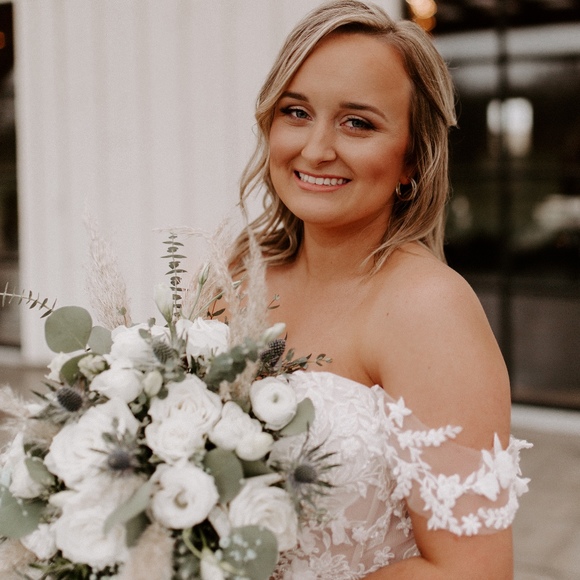 Profile Picture of Shelby Galanter (@shelbygalanter) on Poshmark