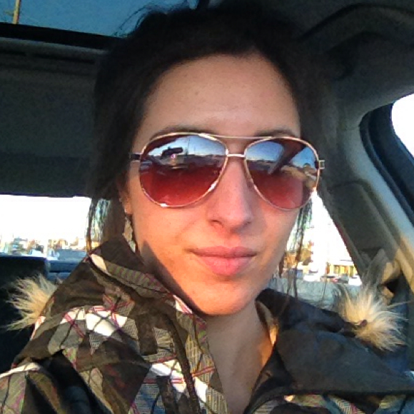 Profile Picture of Danielle Mirto (@danielle1013918) on Poshmark