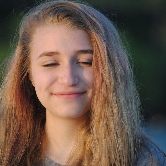 Profile Picture of Julia Hayes (@donutmacyhayes) on Poshmark