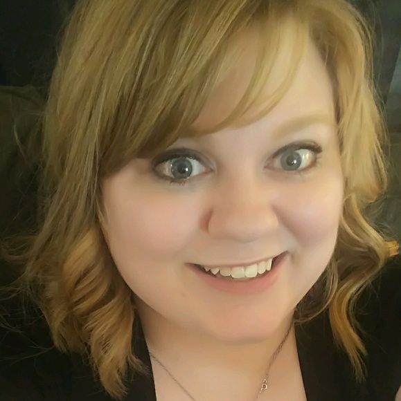 Profile Picture of Amanda Leszyk (@abailey0324) on Poshmark
