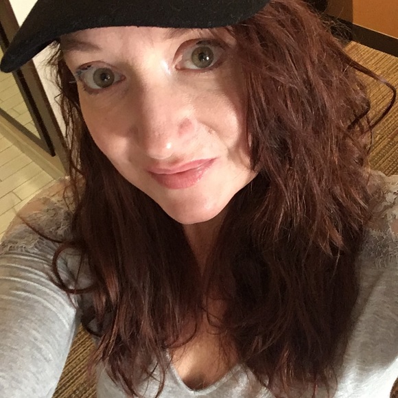 Profile Picture of Loretta Gibson (@lola299) on Poshmark