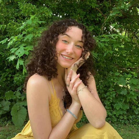 Profile Picture of Amanda Larkin (@mandalarkin) on Poshmark