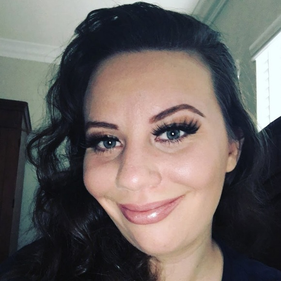 Profile Picture of Danielle Andree (@danielleandree) on Poshmark