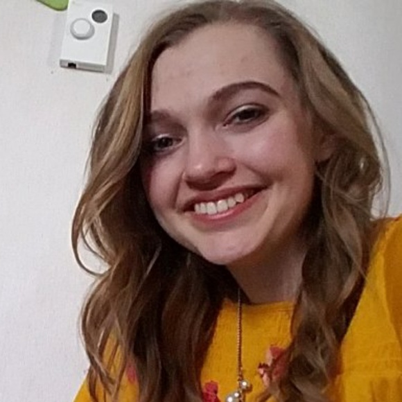 Profile Picture of Elisabeth Larson (@lissyjoyful) on Poshmark