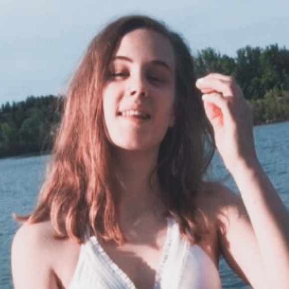 Profile Picture of Ruby Grant (@rubygrant21) on Poshmark