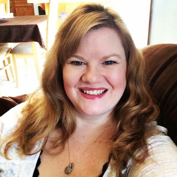 Profile Picture of Renee Castilla (@reneecastill) on Poshmark