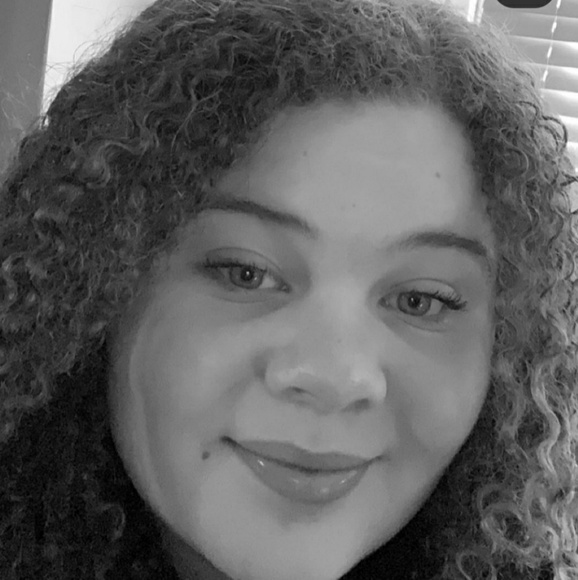 Profile Picture of Phoebe Erdos (@perdos_52) on Poshmark