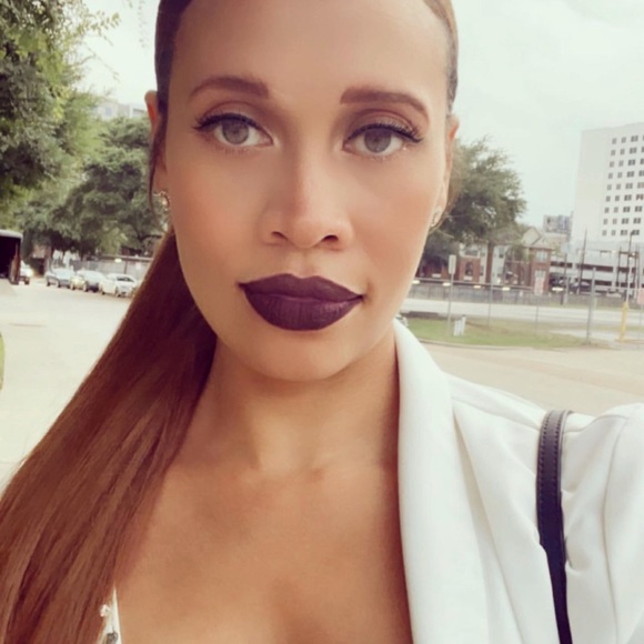 Profile Picture of Mandy Andrews (@chicmomfinds) on Poshmark