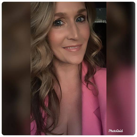 Profile Picture of Lauri Perryman (@lauriblujeans) on Poshmark