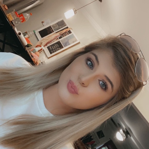 Profile Picture of Savannah Hobbs (@savannahhobb685) on Poshmark