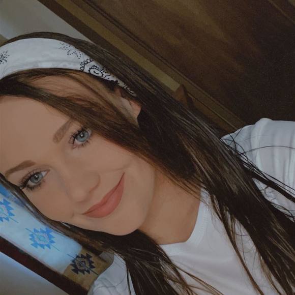 Profile Picture of Ashlyn Bartels (@ashlynbartels) on Poshmark