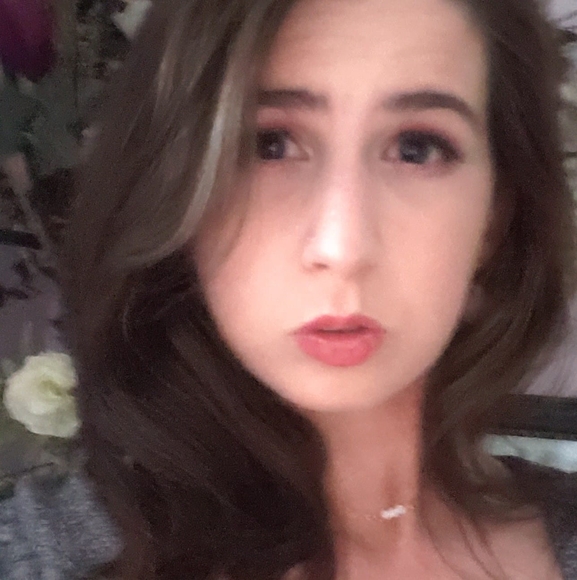 Profile Picture of Katelynn Thompson (@tkatelynn1996) on Poshmark