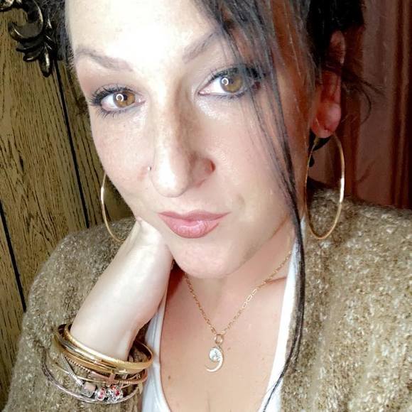 Profile Picture of Laura Denton (@la22mj17) on Poshmark