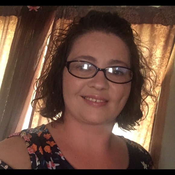 Profile Picture of Hazel Sells (@shastap37) on Poshmark
