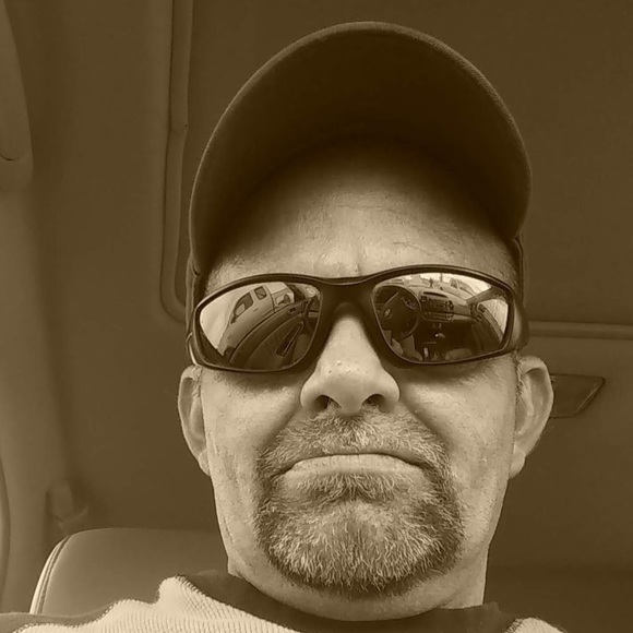 Profile Picture of Ronny Andrews (@ronnyandrews) on Poshmark