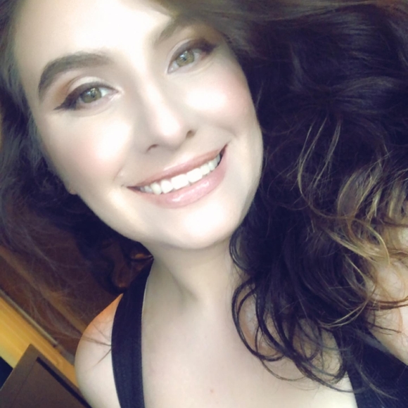 Profile Picture of Jacquelynne Frazier (@jfrazieee) on Poshmark