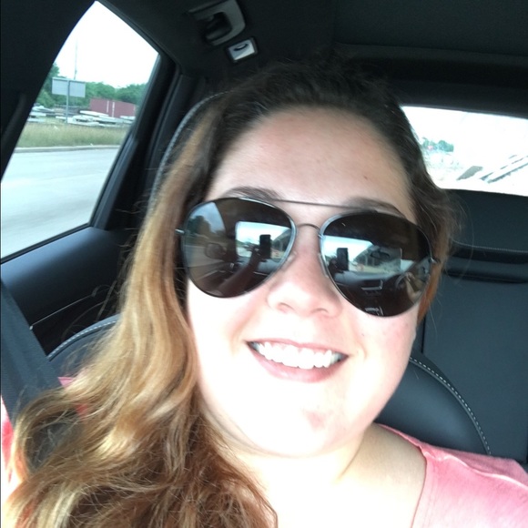 Profile Picture of Amanda Mewhinney (@a_m_86) on Poshmark