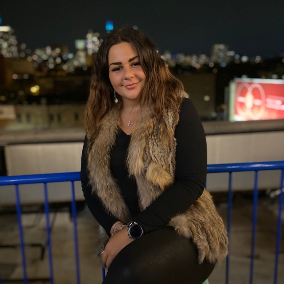 Profile Picture of Laura Tschannerl (@lauratschannerl) on Poshmark