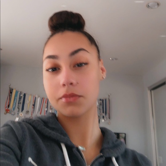 Profile Picture of Olivia Elfman (@oliviaelfman) on Poshmark
