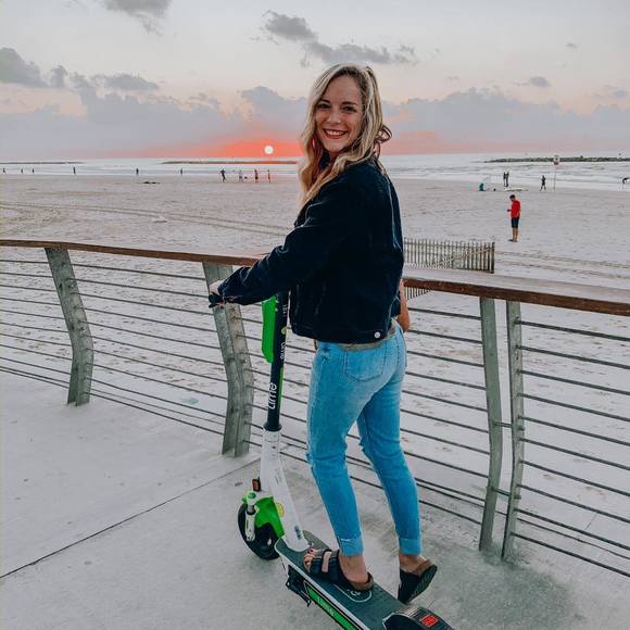 Profile Picture of Katie Hoganson (@katiehoganson) on Poshmark