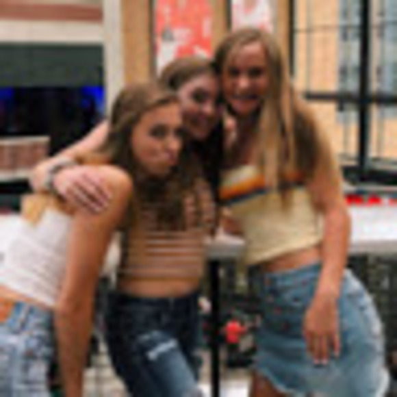 Profile Picture of Abigail Montpas (@abigailmontpas) on Poshmark