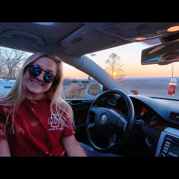 Profile Picture of Emma Bardon (@ebardon) on Poshmark