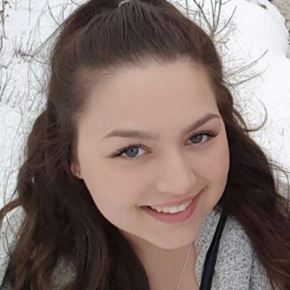Profile Picture of Sabrina Deboer (@sabrinadeboer) on Poshmark