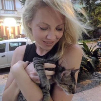 Profile Picture of Laura Jane Watkins (@pinkyswearing) on Twitter