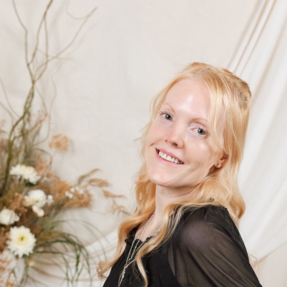 Janelle Buntting - Poshmark Profile Picture of Janelle Buntting (@janellebuntting) on Poshmark