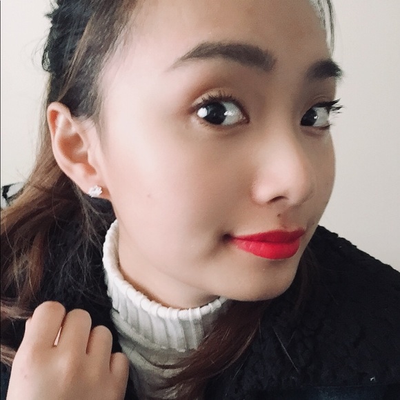 Profile Picture of Lianne Volkmar (@lvolkmar27) on Poshmark