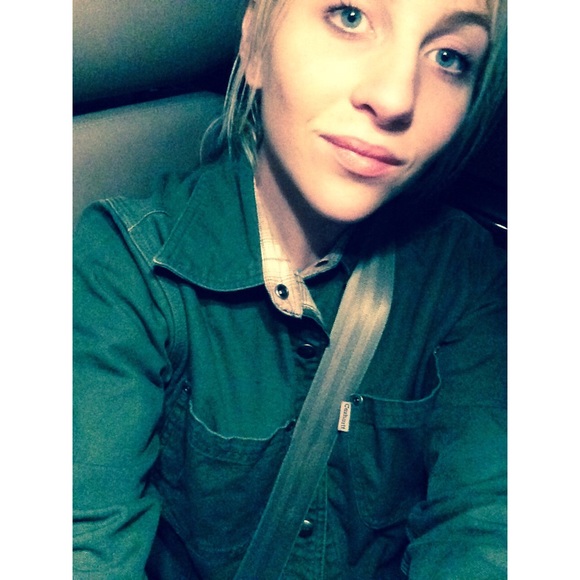 Profile Picture of Crystal Bowen (@hellsplayhround) on Poshmark