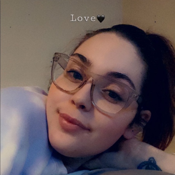 Profile Picture of Zea Pakula (@zeeollio) on Poshmark