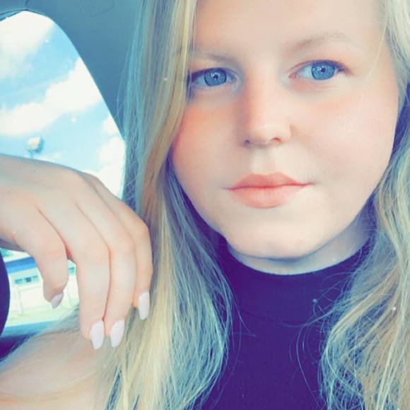 Profile Picture of Laura Cornell (@auta0422) on Poshmark