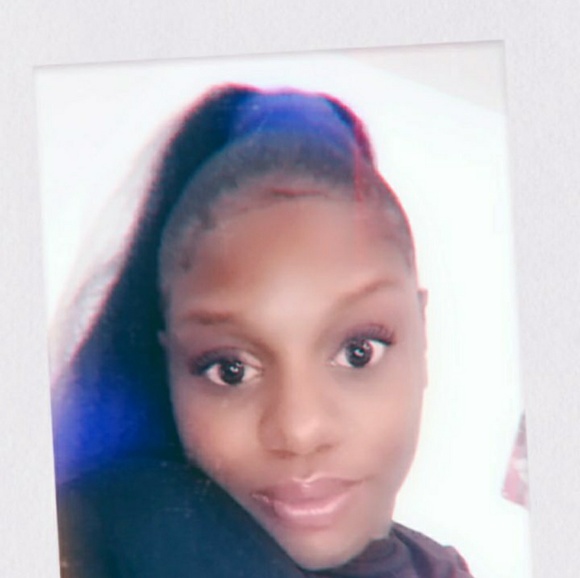 Profile Picture of Meshia Mills (@fashionicon279) on Poshmark