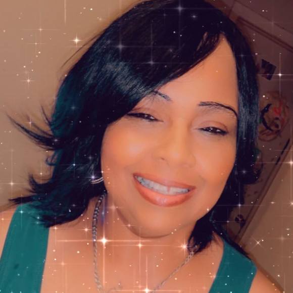 Profile Picture of Lisa Lowe (@lowedown63) on Poshmark