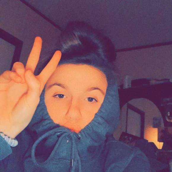 Profile Picture of Danielle Hilyer (@daniellehilyer) on Poshmark