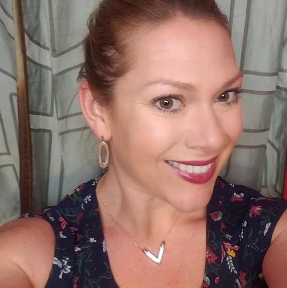 Profile Picture of Sara Sutter (@sara_sutter) on Poshmark