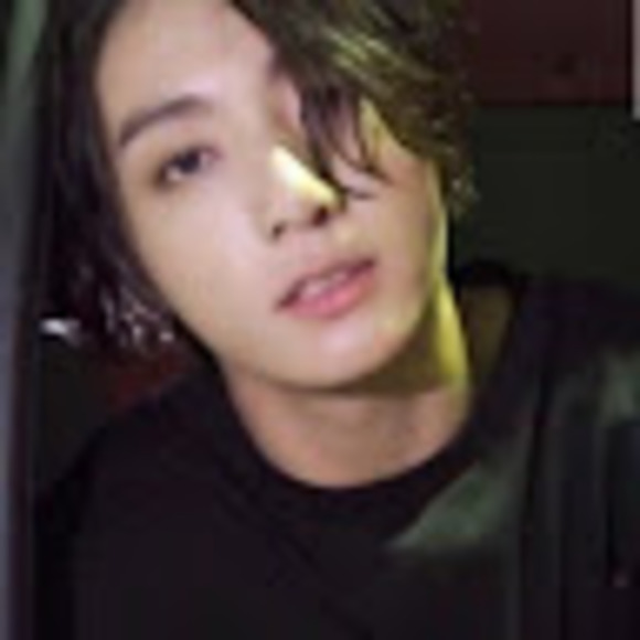 Profile Picture of Caterpillar Crumbs (@desilulu0426) on Poshmark