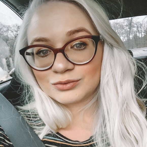 Profile Picture of Gina Conway (@ginamarieconway) on Poshmark