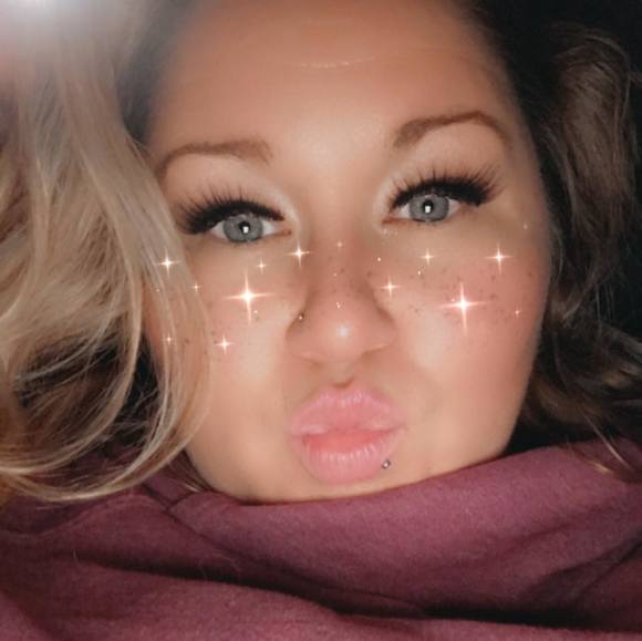 Profile Picture of Crystal English (@english041085) on Poshmark