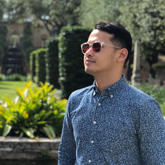 Profile Picture of Oliver Hsu (@leadway) on Poshmark