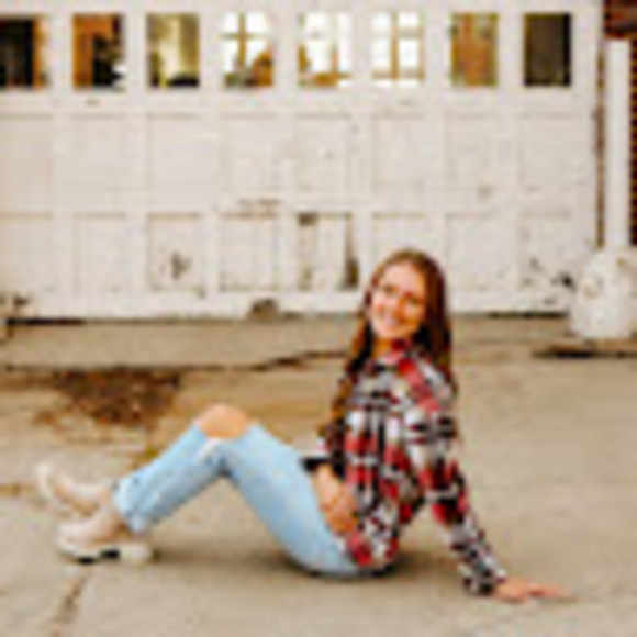 Profile Picture of Elie Wendinger (@elie_wendinger) on Poshmark