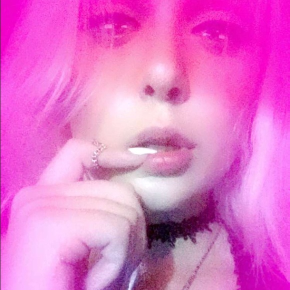 Profile Picture of Emily Shade (@shadee08888) on Poshmark