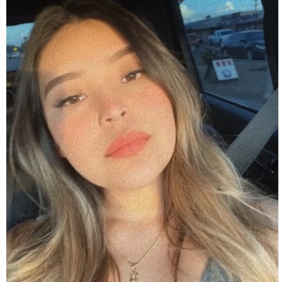 Profile Picture of Lena Flores (@xlenaflores) on Poshmark